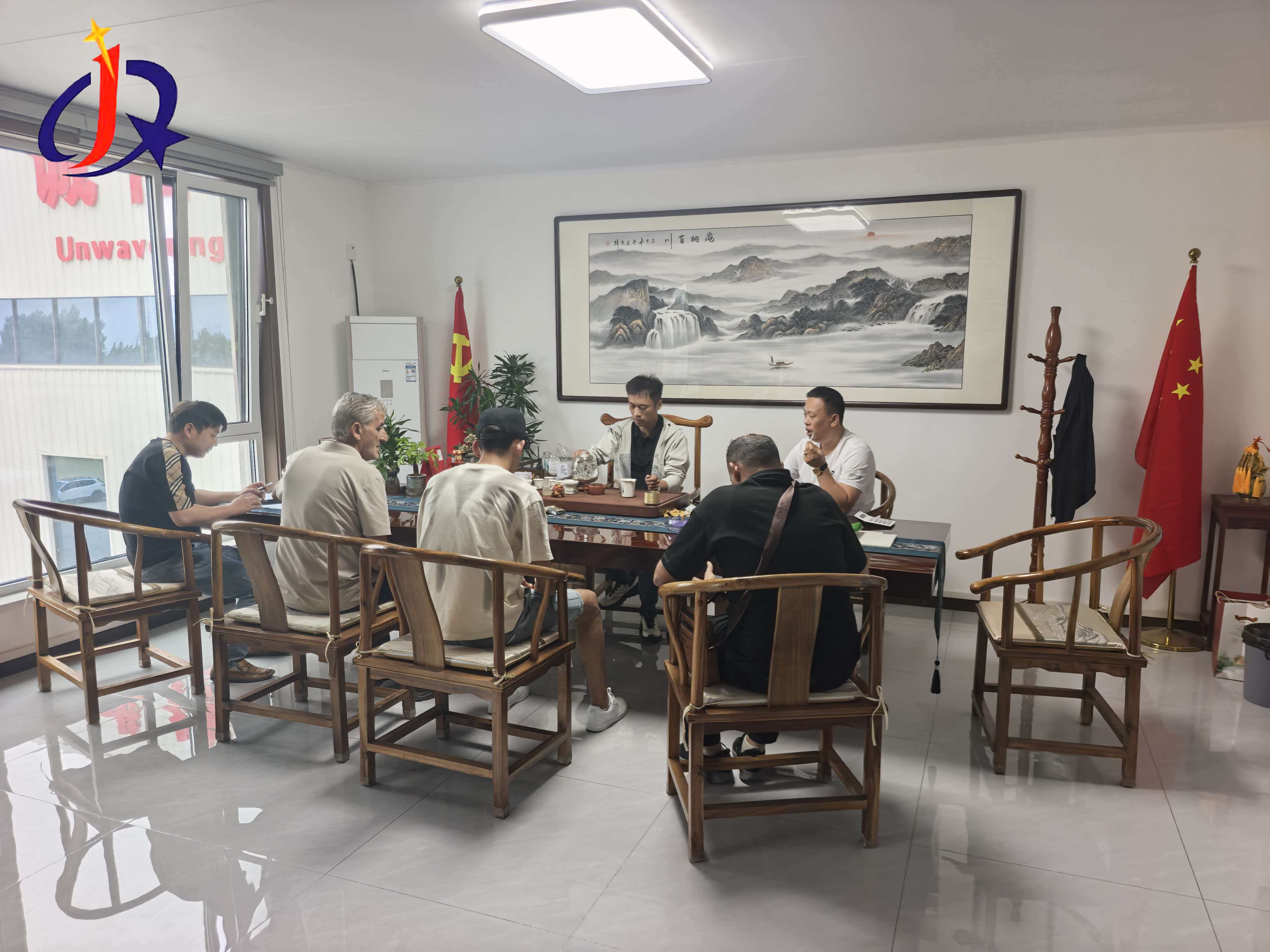 Colombiaanse distributeurs van goudverwerkingsapparatuur bezoeken Jinqi Machinery voor Zuid-Amerikaanse marktsamenwerking